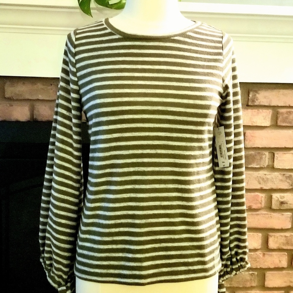 a.n.a. NWT avocado & gray stripe size small sweate